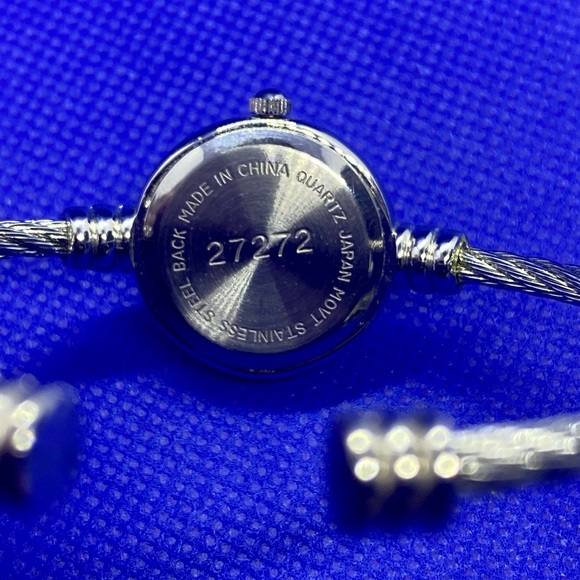 Kim Rodgers Christmas Watch - Picture 4 of 6